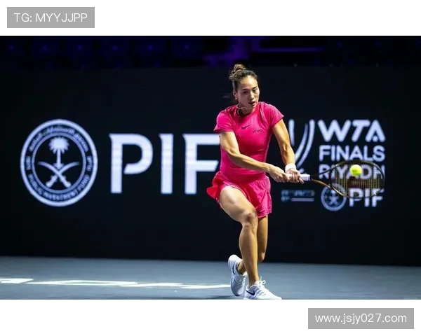 郑钦文与萨巴伦卡亮相武网开幕式 展现网球新星风采